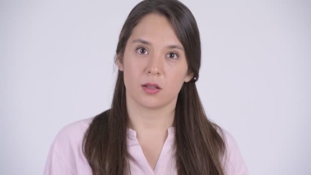Лицо молодой многонациональной предпринимательницы с пальцем на губах — стоковое видео