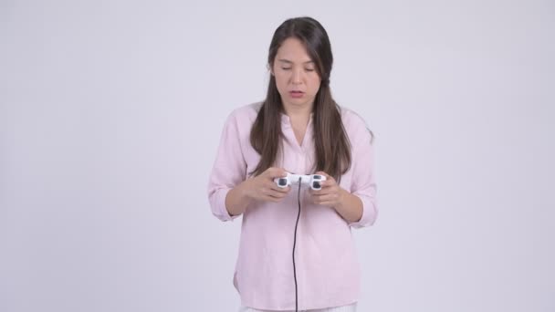 Young tired multi-ethnic businesswoman playing games and falling asleep — Stock Video