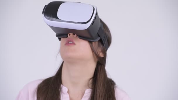 Ansikte av unga multietniska affärskvinna använder virtuell verklighet headset — Stockvideo