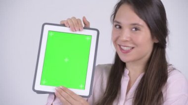 Yüz genç mutlu çok etnik gruptan oluşan iş kadını gösteren dijital Tablet