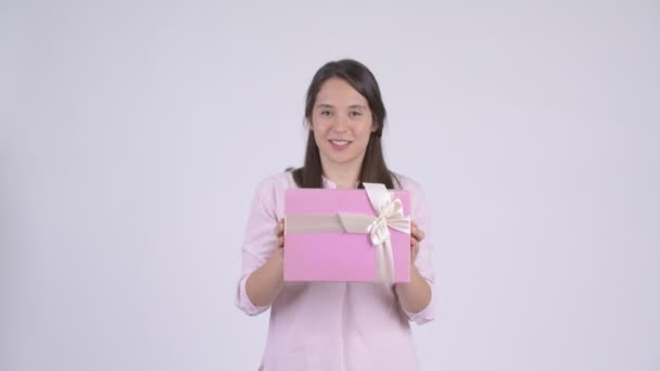 Joven feliz multi-étnica mujer de negocios dando caja de regalo — Vídeo de stock