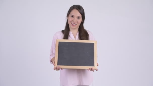 Jovem feliz multi-étnica empresária segurando quadro negro — Vídeo de Stock