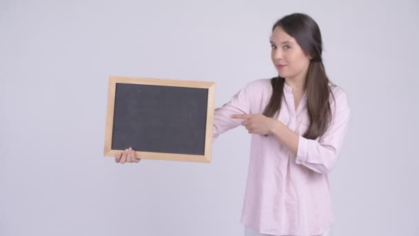 Mladý šťastný podnikatelka drží tabuli a dává palec nahoru — Stock video