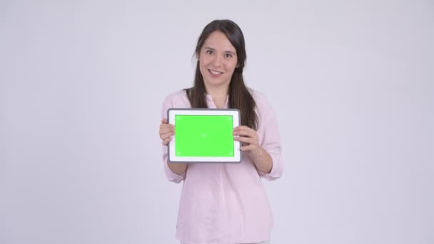 Молода щаслива багатоетнічна бізнес-леді, що показує цифровий планшет — стокове відео