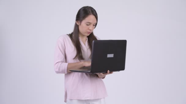 junge glückliche multiethnische Geschäftsfrau, die mit Laptop denkt