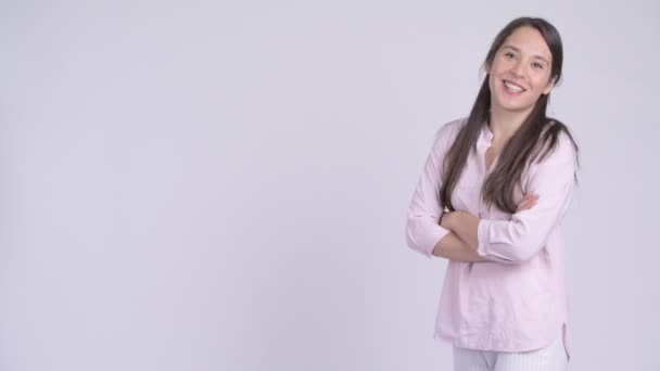 Профільний вигляд молодої щасливої багатоетнічної бізнес-леді зі схрещеними руками — стокове відео