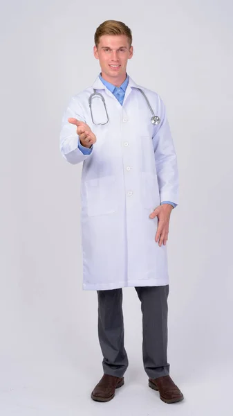 Полный снимок молодого счастливого человека, доктора, пожимающего руку. — стоковое фото