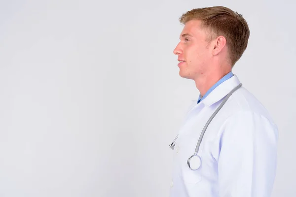 Visão de perfil de jovem médico feliz com o cabelo loiro sorrindo — Fotografia de Stock