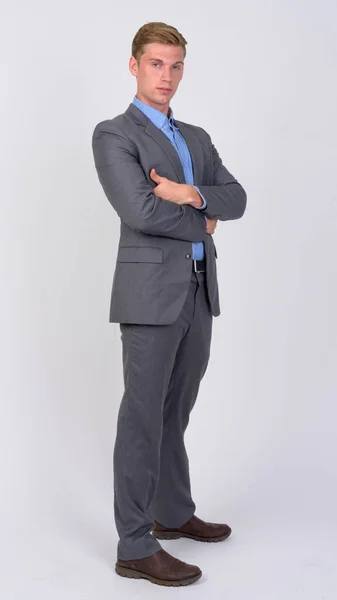 Profilo vista del giovane uomo d'affari biondo bello con le braccia incrociate — Foto Stock