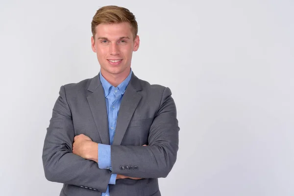 Feliz joven hombre de negocios guapo con los brazos cruzados — Foto de Stock