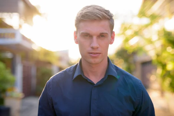 Cara de joven hombre de negocios guapo con el pelo rubio al aire libre — Foto de Stock