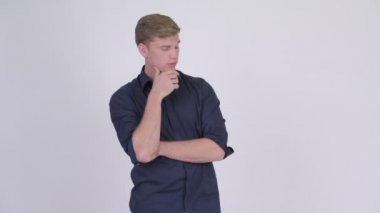 Düşünme genç ciddi sarışın iş adamı