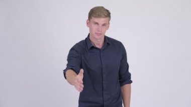 Mutlu genç yakışıklı sarışın işadamı el sıkışma vermek