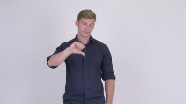 Genç yakışıklı sarışın işadamı beyaz arka plan stüdyo çekim