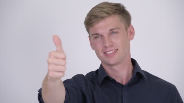 엄지손가락을 포기 하는 젊은 행복 금발의 사업가의 얼굴 — 비디오