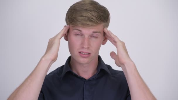 Junger gestresster blonder Geschäftsmann hat Kopfschmerzen — Stockvideo