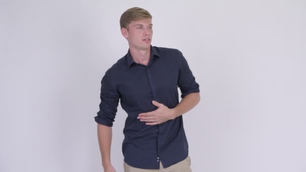 Joven estresado hombre de negocios rubia con dolor de estómago — Vídeo de stock
