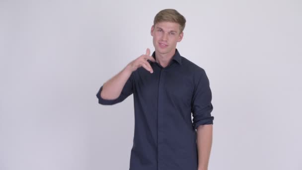 Młody szczęśliwy biznesmen blondynka z Zadzwoń do mnie gest — Wideo stockowe