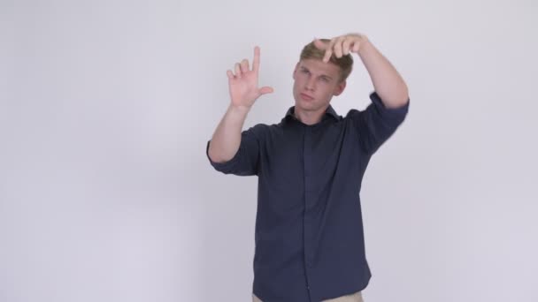 Молодой привлекательный блондин-бизнесмен, сосредоточенный на пальцах — стоковое видео