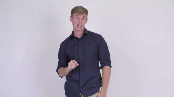 Young benadrukt blonde zakenman praten met camera — Stockvideo