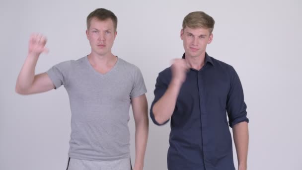 İki genç erkek farklı görüşler yiyorsunuz — Stok video