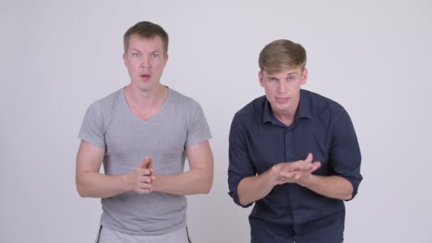 Heureux homme scandinave gagner avec un homme d'affaires triste perdre — Video