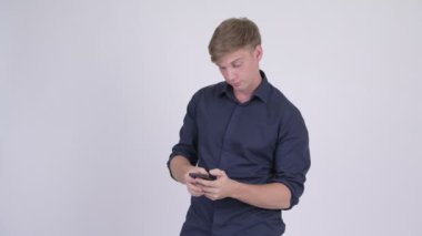 Mutlu genç yakışıklı sarışın işadamı telefon kullanma