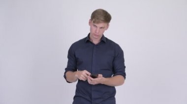 Mutlu genç yakışıklı işadamı telefon kullanırken düşünme