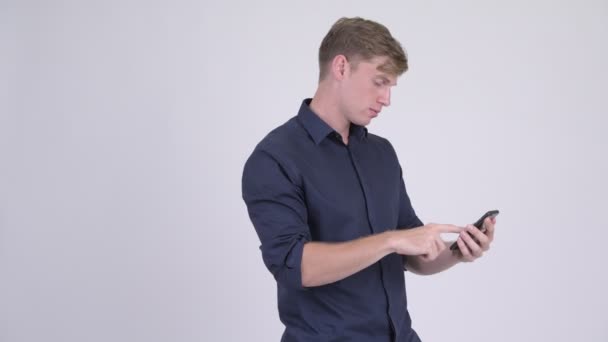 Telefon kullanıyorsanız ve kötü haber genç işadamı vurguladı — Stok video