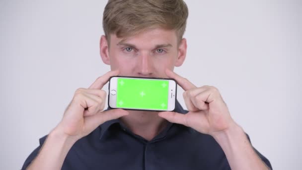 Feliz joven guapo rubia empresario mostrando el teléfono — Vídeo de stock