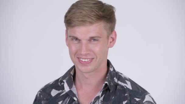 Glad ung stilig turist mannen leende ansikte — Stockvideo