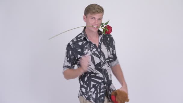 Glücklich junge hübsche Touristenmann bereit für Valentinstag — Stockvideo