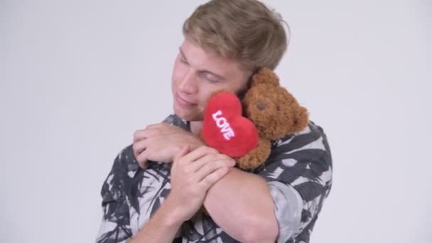 Tvář mladého turistické muže drží medvídek a působí dětsky — Stock video