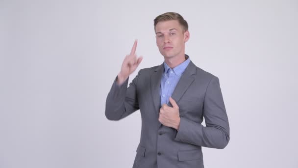 Glücklich junge gutaussehende Geschäftsmann denken und zeigen nach oben — Stockvideo