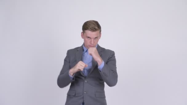Joven hombre de negocios guapo en traje listo para luchar — Vídeos de Stock