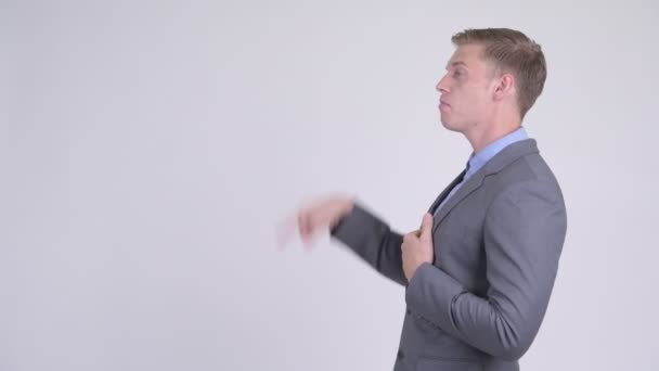 Profilbild eines jungen gutaussehenden Geschäftsmannes im Anzug, der etwas erklärt — Stockvideo