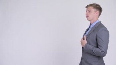 Genç yakışıklı işadamı profil görünümü