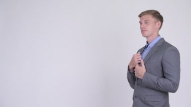 Mutlu genç yakışıklı işadamı gülümseyen profil görünümü