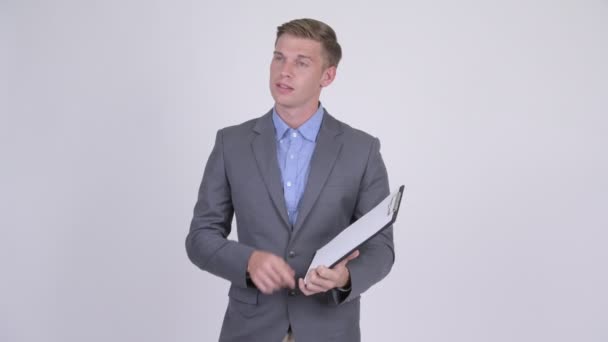 Gelukkig jonge zakenman weergeven klembord en geven duimen omhoog — Stockvideo