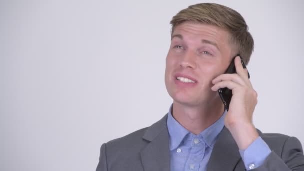 Πρόσωπο της ευτυχισμένη όμορφος νεαρός επιχειρηματίας που μιλάει στο τηλέφωνο — Αρχείο Βίντεο