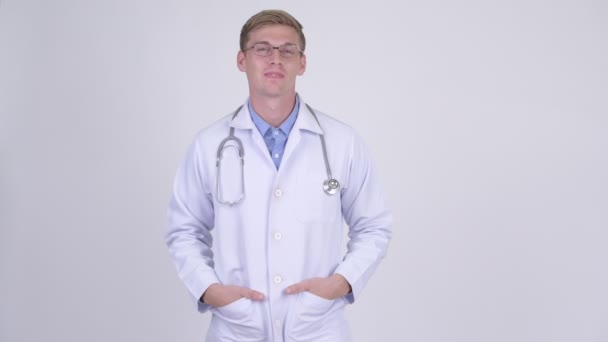 Boldog, fiatal, jóképű férfi orvos mosolyogva szemüvegek — Stock videók