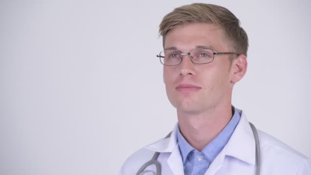 Cara de joven feliz guapo médico hombre con gafas pensando — Vídeo de stock