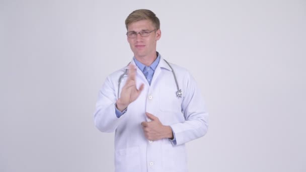 Strzał Studio Lekarz Młody Przystojny Mężczyzna Blond Włosy Noszenie Okularów — Wideo stockowe