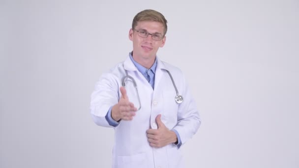 Jovem feliz bonito homem médico dando aperto de mão — Vídeo de Stock