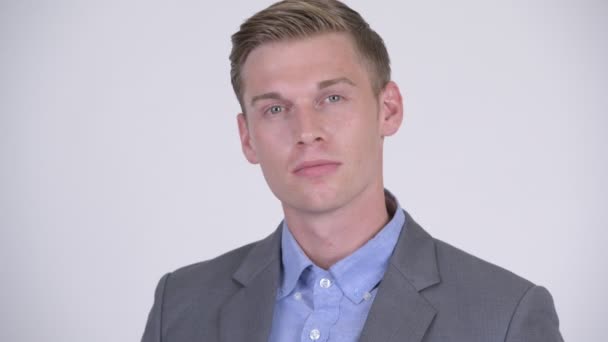 Tvář mladého pohledného podnikatele v obleku — Stock video