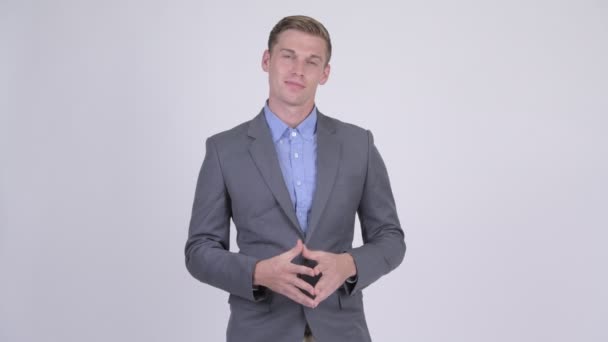 Gelukkig jonge knappe zakenman in pak glimlachen — Stockvideo