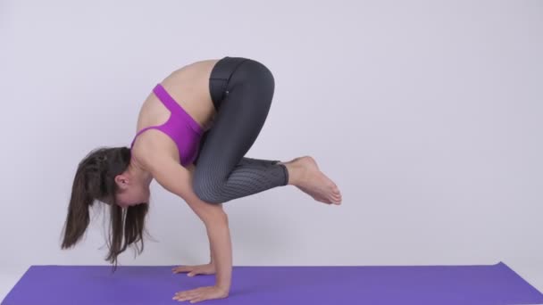 Joven hermosa mujer multiétnica haciendo pose de yoga — Vídeo de stock