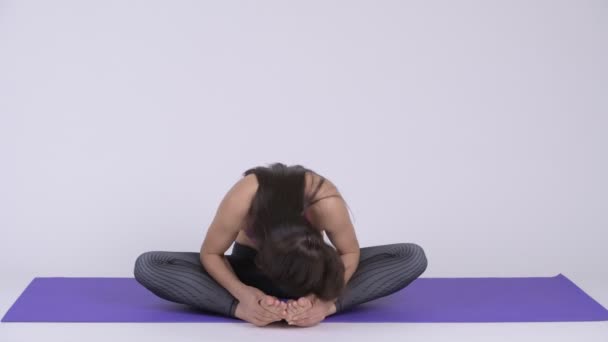 Ung vacker multietniska kvinna gör bunden vinkel yogaställning — Stockvideo