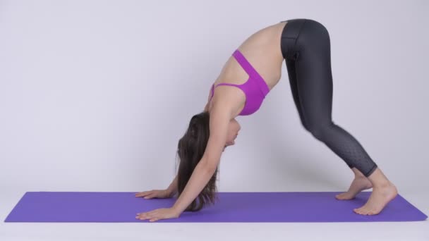Genç güzel çok etnik gruptan oluşan kadının karga yoga poz yapması — Stok video