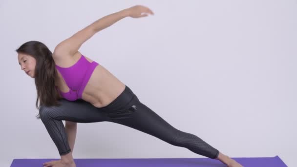 Genç güzel çok etnik gruptan oluşan kadının yan açı genişletilmiş yoga poz yapması — Stok video